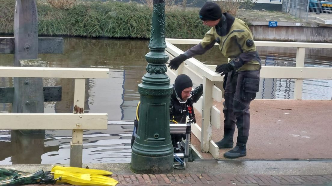 Duikers zoeken bij het Utrechtse Jaagpad in Leiden naar de telefoon van Esmee