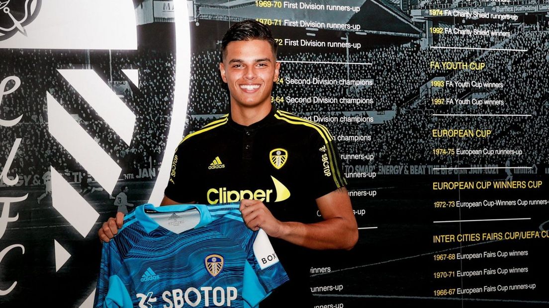 Dani van den Heuvel met zijn shirt van Leeds United
