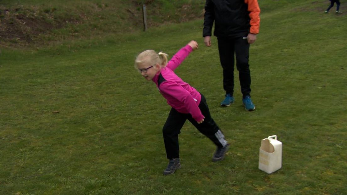 Een van de kinderen oefent het klootschieten tijdens de open dag van KV Zwolle.