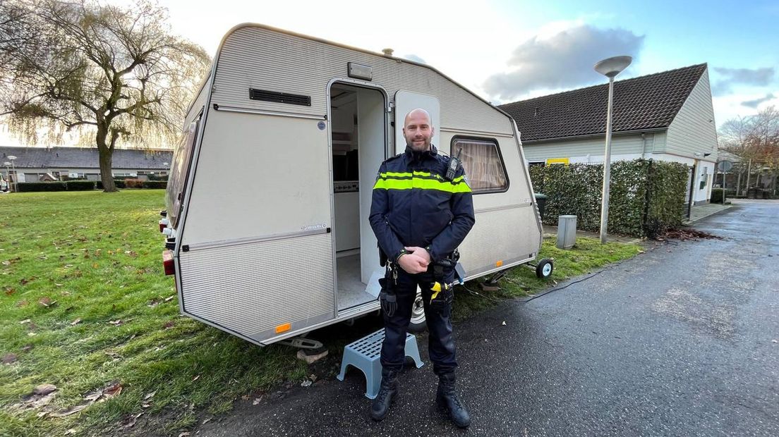 Wijkagent Mark Elferink voor de caravan