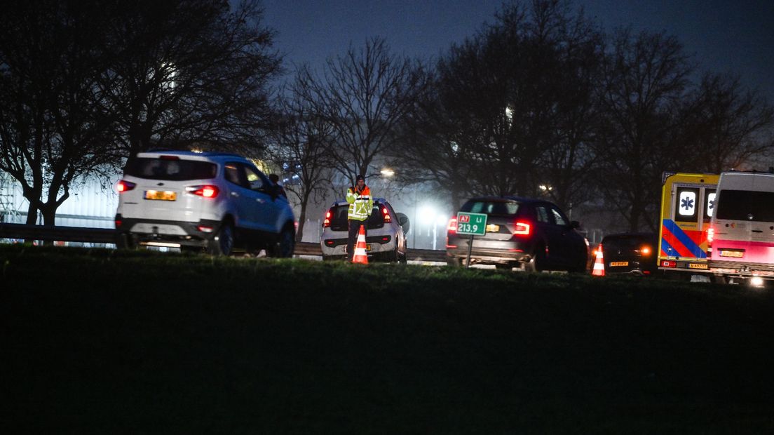 Het verkeer kan over één rijstrook langs het ongeluk rijden