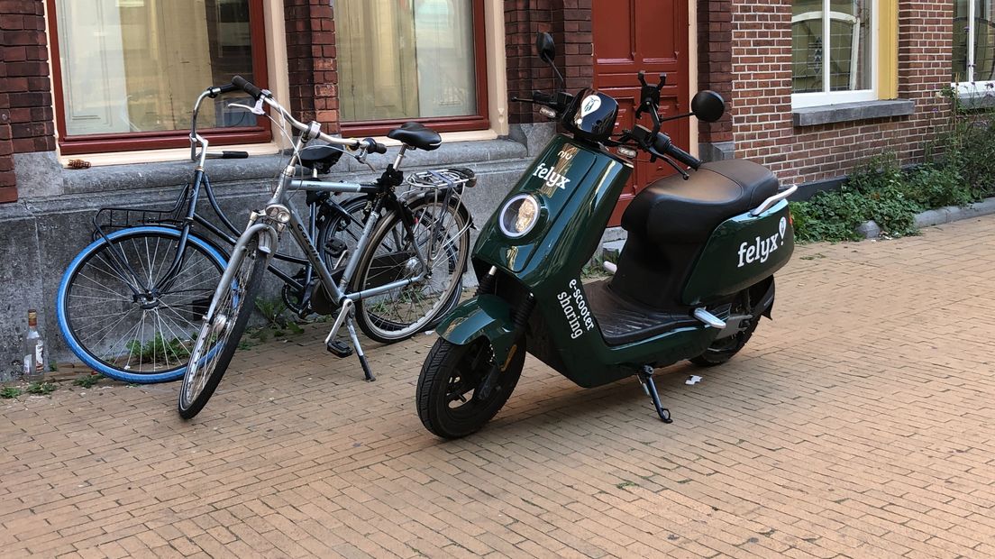 Een deelscooter van Felyx in de binnenstad van Groningen