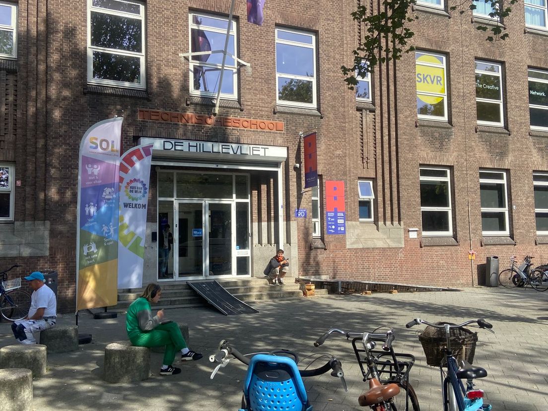 Fernando heeft genoeg geld op zak en wil ook gewoon afrekenen, maar toch steelt hij drank uit de Fernando heeft genoeg geld op zak en wil ook gewoon afrekenen, maar toch steelt hij drank uit de