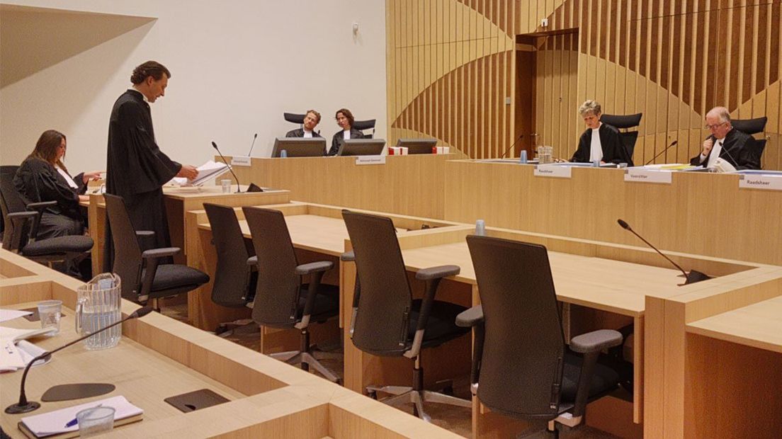 De rechtszaal tijdens het hoger beroep in de zaak Mitch Henriquez
