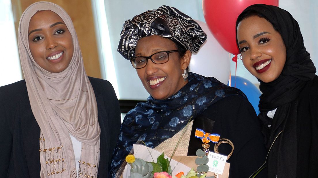 Zahra tussen twee van haar vier dochters
