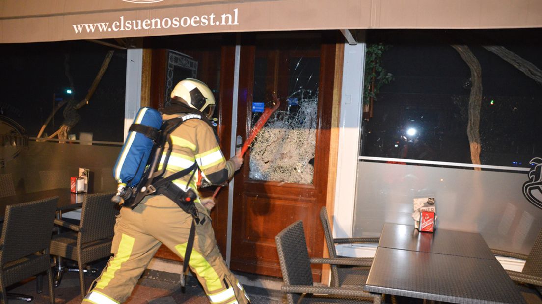De Brandweer slaat de deur in van het restaurant.
