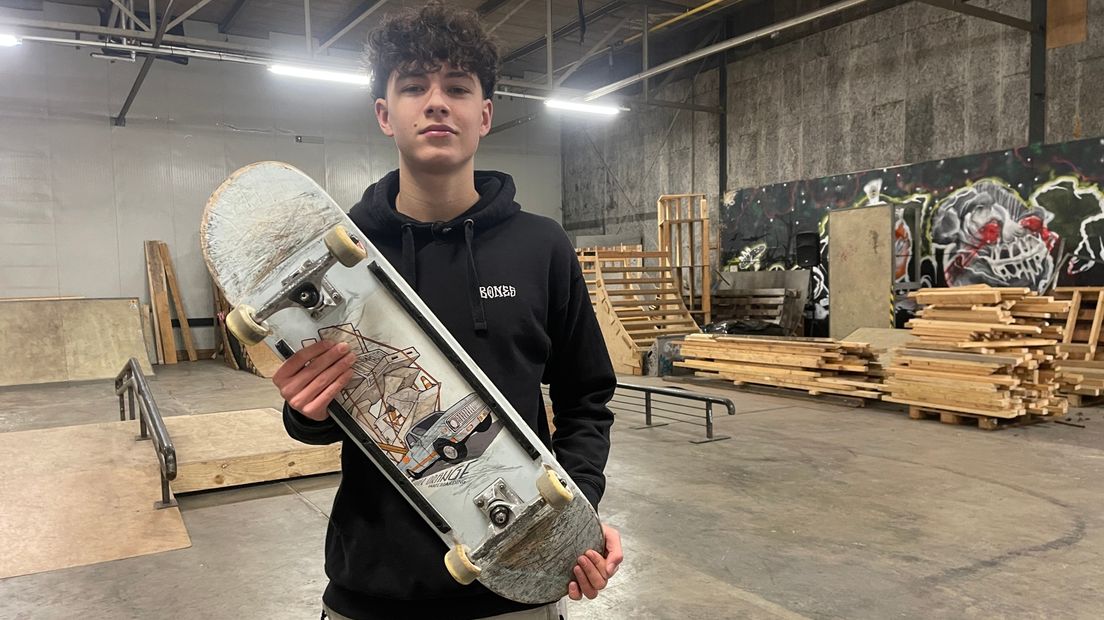 Daniël Moragues met zijn geliefde skateboard