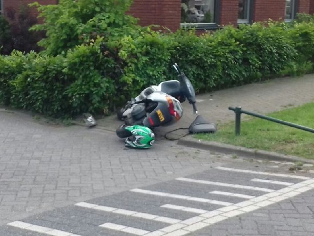 De aangereden scooter (Rechten: Van Oost Media)