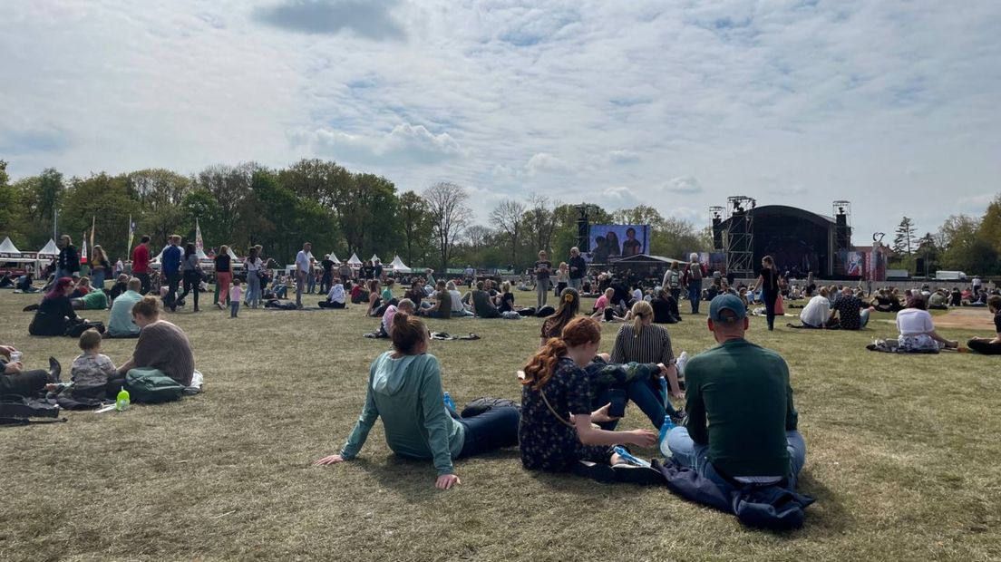 Bezoekers van het Bevrijdingsfestival en Groningen hebben zichzelf op het grasveld genesteld