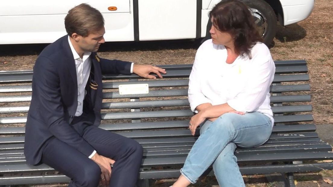 Staatssecretaris Maarten van Ooijen in gesprek op een van de bankjes met Tamara Baars, die haar broertje verloor na zelfdoding.