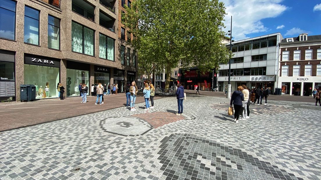 Een lange rij voor een kledingwinkel op het Vredenburgplein