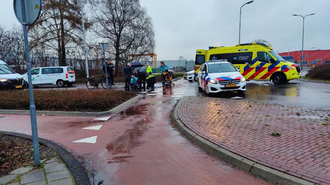 Een jonge fietsster is naar het ziekenhuis gebracht na een aanrijding in Raalte