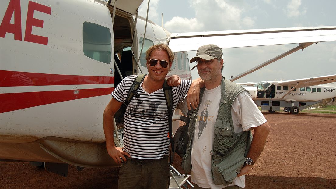 Gideon van Aartsen (r.) met collega-journalist Sander de Kramer in Zuid-Soedan voor KRO-programma Reisadvies Negatief.