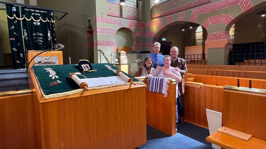 Van links naar rechts: Martha Nieswaag, Ruurd Hummel-Bollegraaf, Ger Bollegraaf en Ina Tempel-Bollegraaf in de synagoge in Groningen