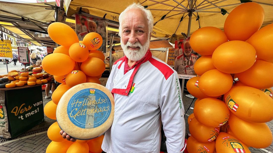 De 68-jarige Kees de Vink viert zijn vijftigjarig jubileum als kaasboer op de zaterdagse Vredenburgmarkt