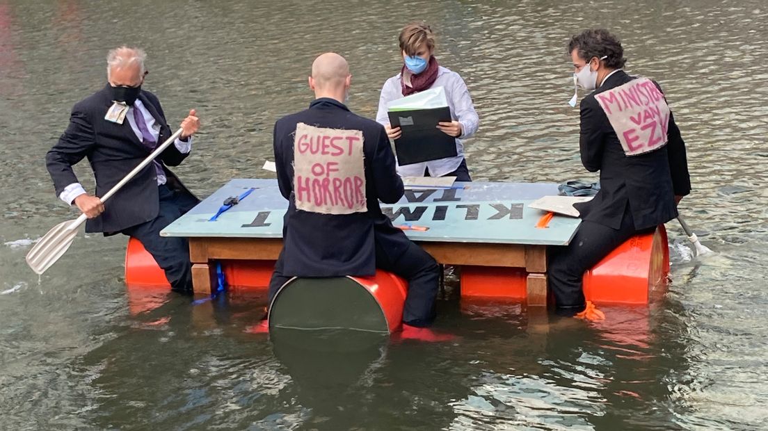 Demonstranten dobberden op een 'klimaattafel'.