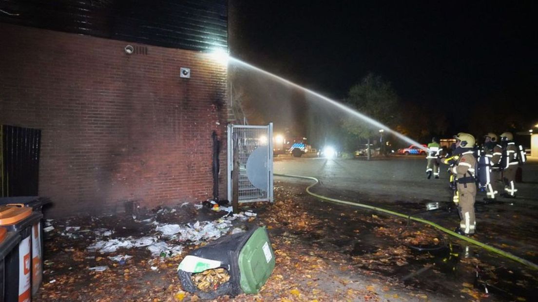 De brandweer blust de brand bij de brandweer.