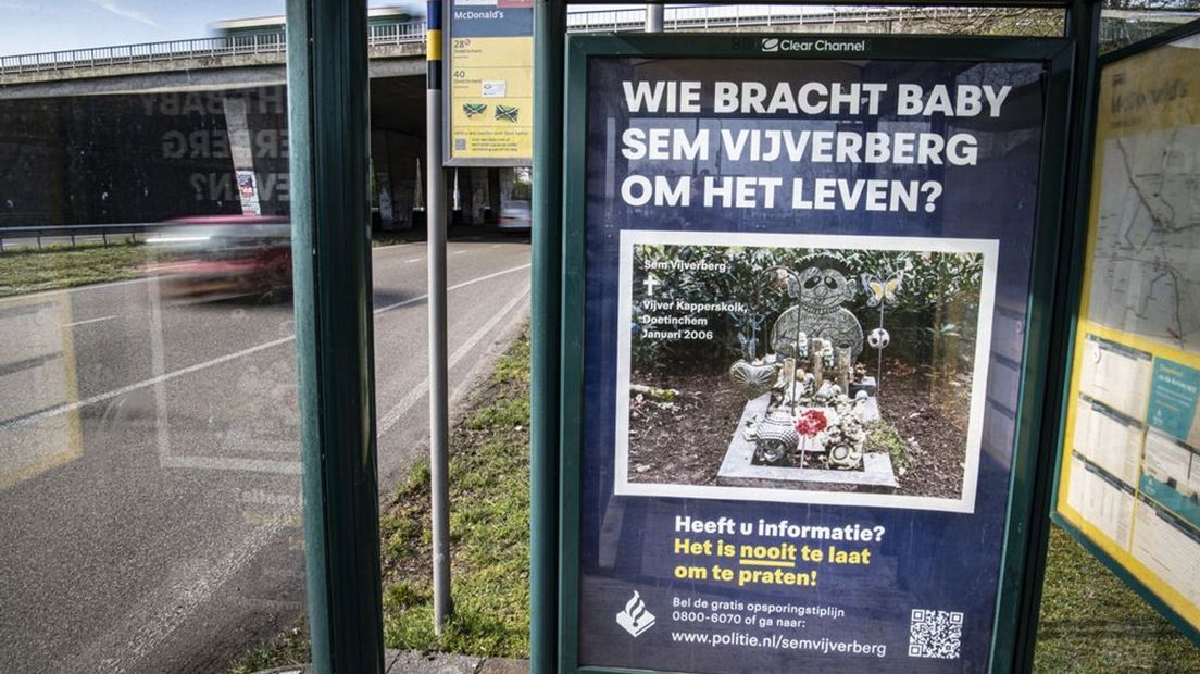 Met een poster in een bushokje vraagt de politie in maart 2021 (opnieuw) aandacht voor de zaak-Sem Vijverberg.