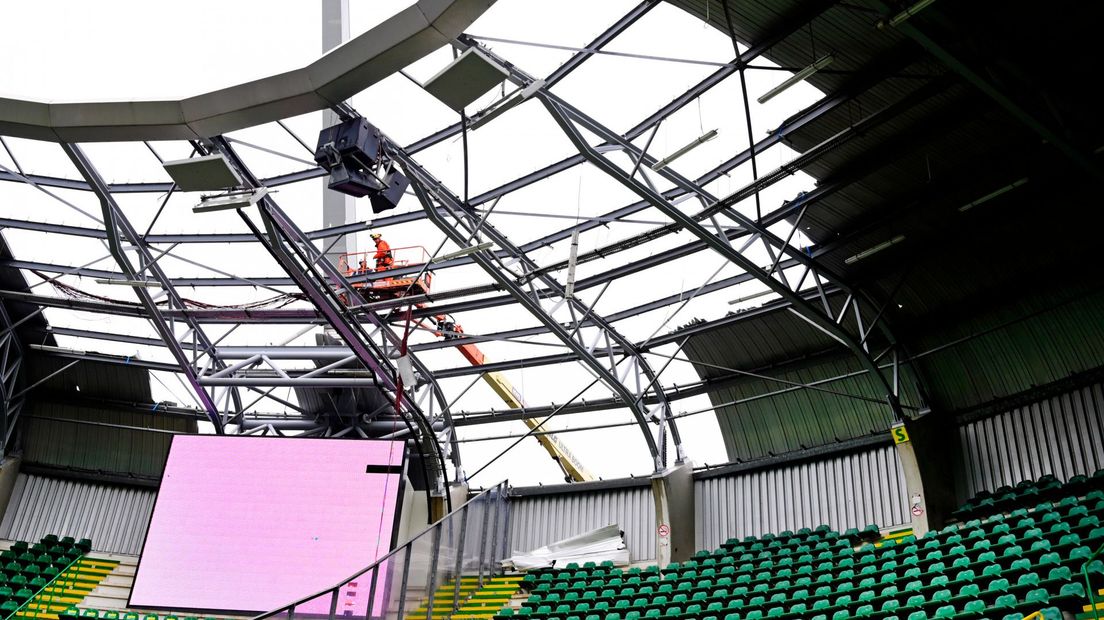 Het gat in het dak van het stadion van ADO Den Haag