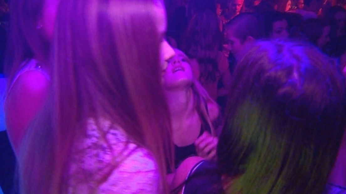 Archieffoto van jongeren in een discotheek