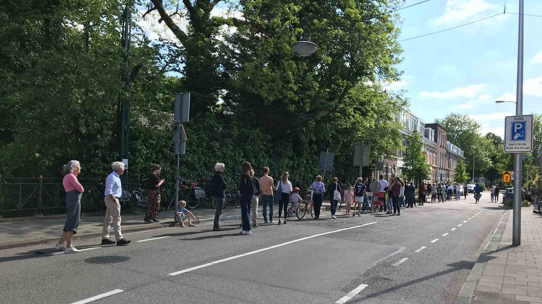 Wachtende mensen in de Poortstraat