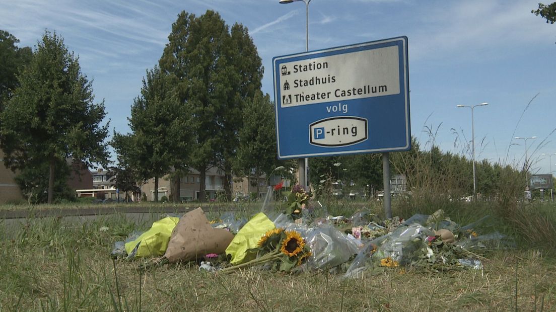 Bloemen bij de plek des onheils
