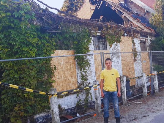 Lucas (18) schrikt wakker van vlammen in zijn kamer en redt broertje en zusje uit brandende boerderij