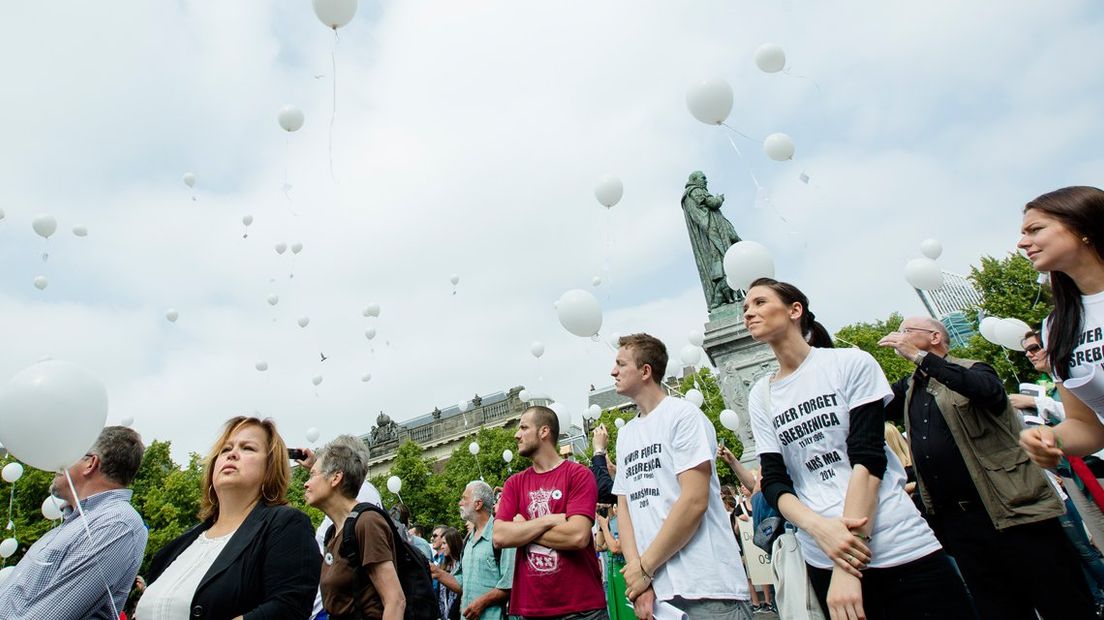 Vlag halfstok bij ministerie van Defensie tijdens Srebrenica herdenking