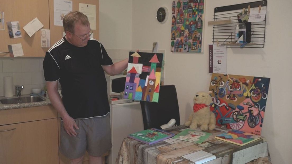 Michel met zijn schilderij De Avondklok