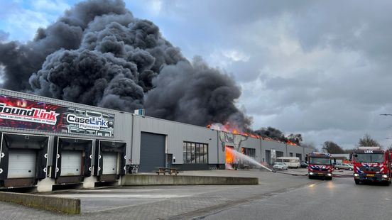 Grote brand in bedrijfspand in Roden: 'De lucht is hier pikzwart'
