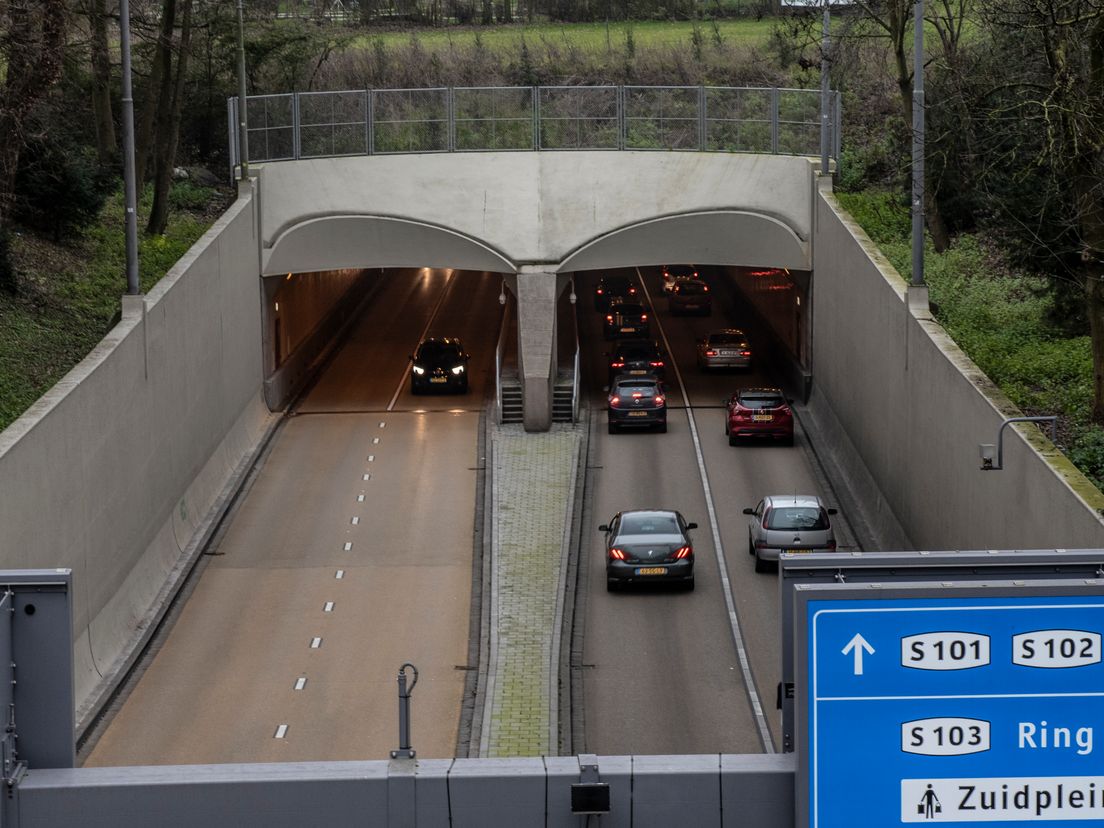 Verkeersproef uitgebreid, nog minder rijbanen bij Maastunnel - Rijnmond