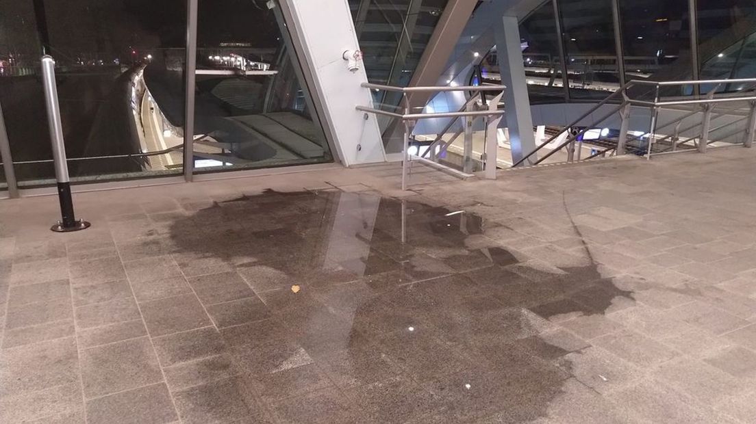 Een van de lekkages bij treinstation Arnhem Centraal.