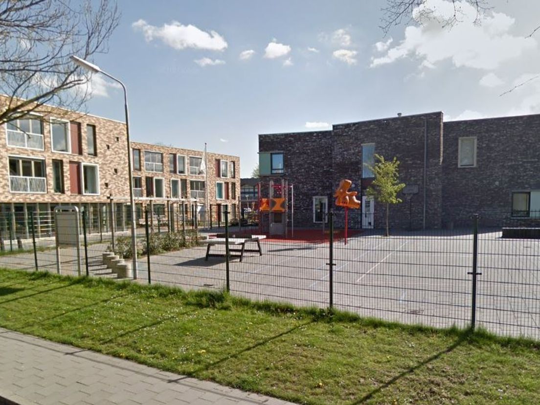 Basisschool De Rank en ontmoetingsplek Midden-Inn (links) in Heerjansdam