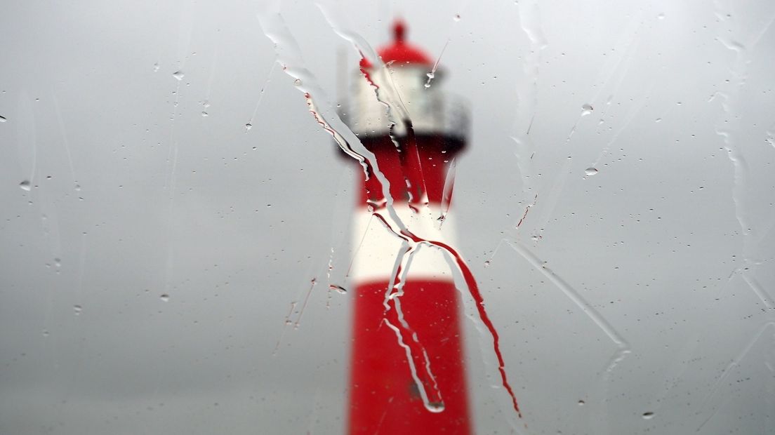 Vuurtoren in de regen