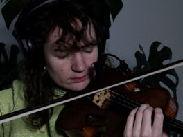 Honingbeer combineert viool met elektronica: ‘Ik heb mijn eenzaamheid uit de coronacrisis vertaald in mijn muziek’
