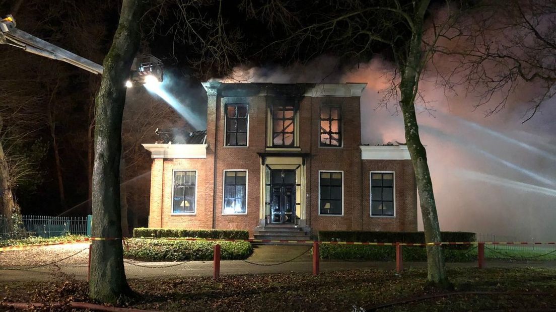 De verwoeste boerderij van de voorkant gezien