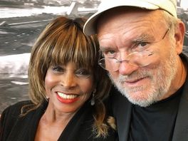Verrassingsbezoek Tina Turner aan Kunsthal Rotterdam
