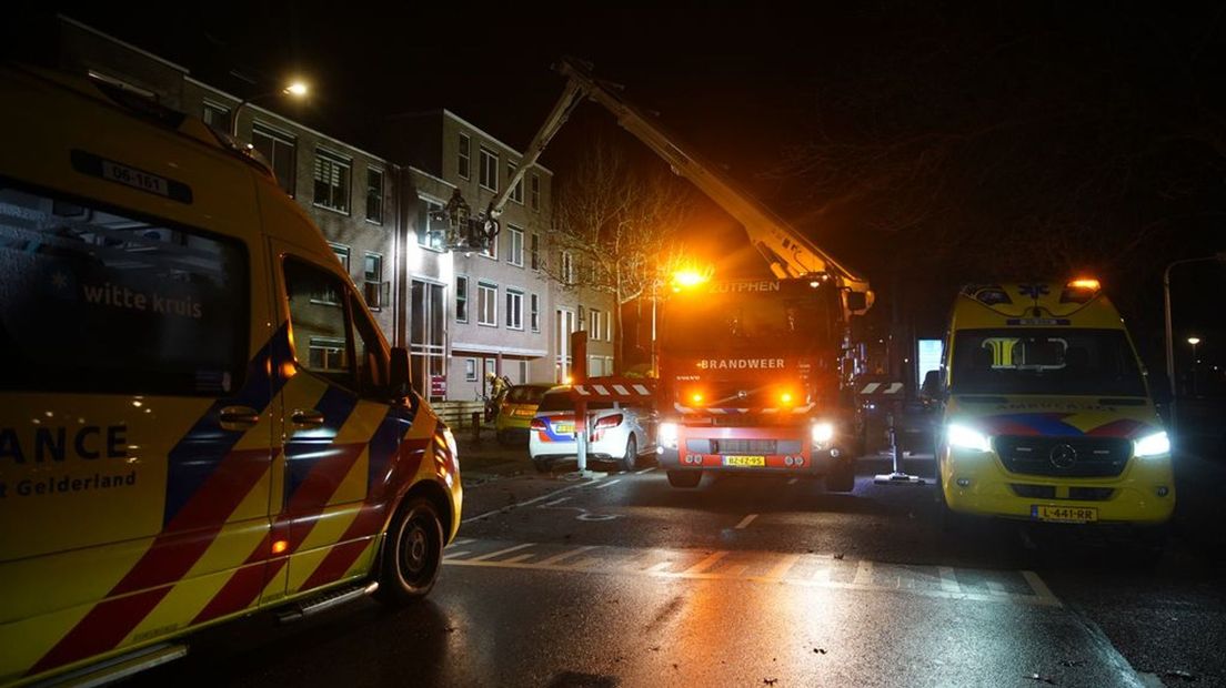 Er waren veel hulpdiensten ter plaatse bij de brand.