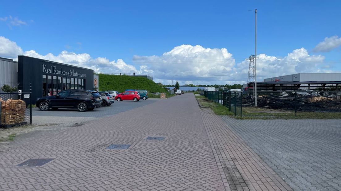Links de keukenzaak, rechts het afgebrande pand