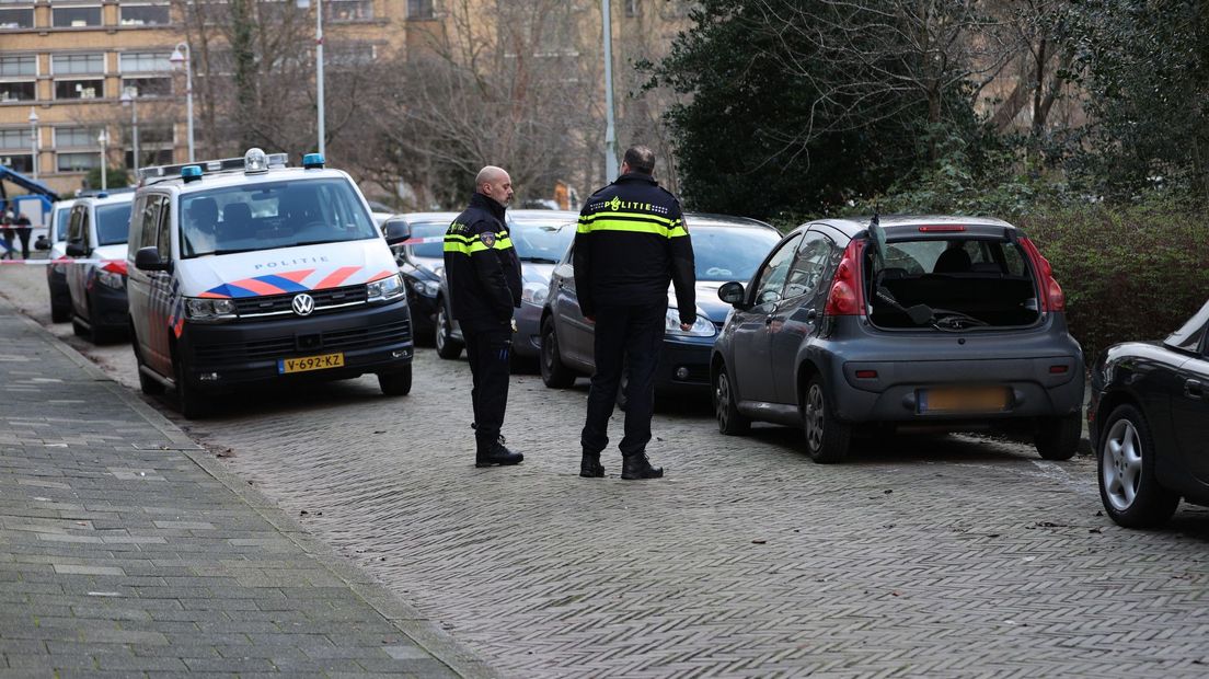 Agenten bij de auto van de verdachte op het Pinksterbloemplein