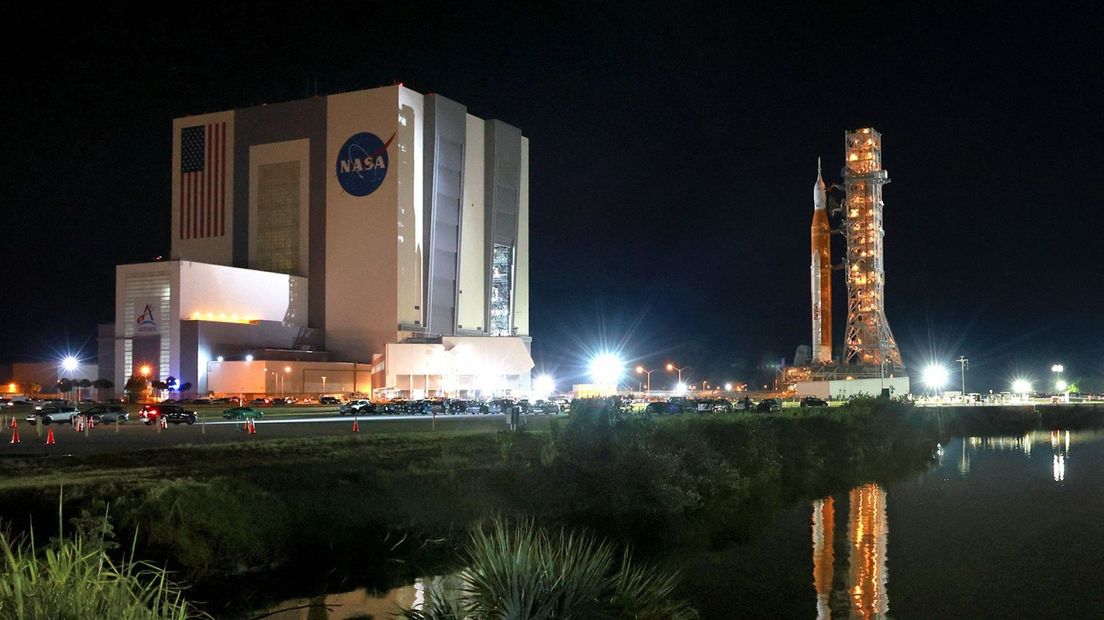 De Artemis I op het lanceerplatform van NASA bij het Kennedy Space Center in Florida