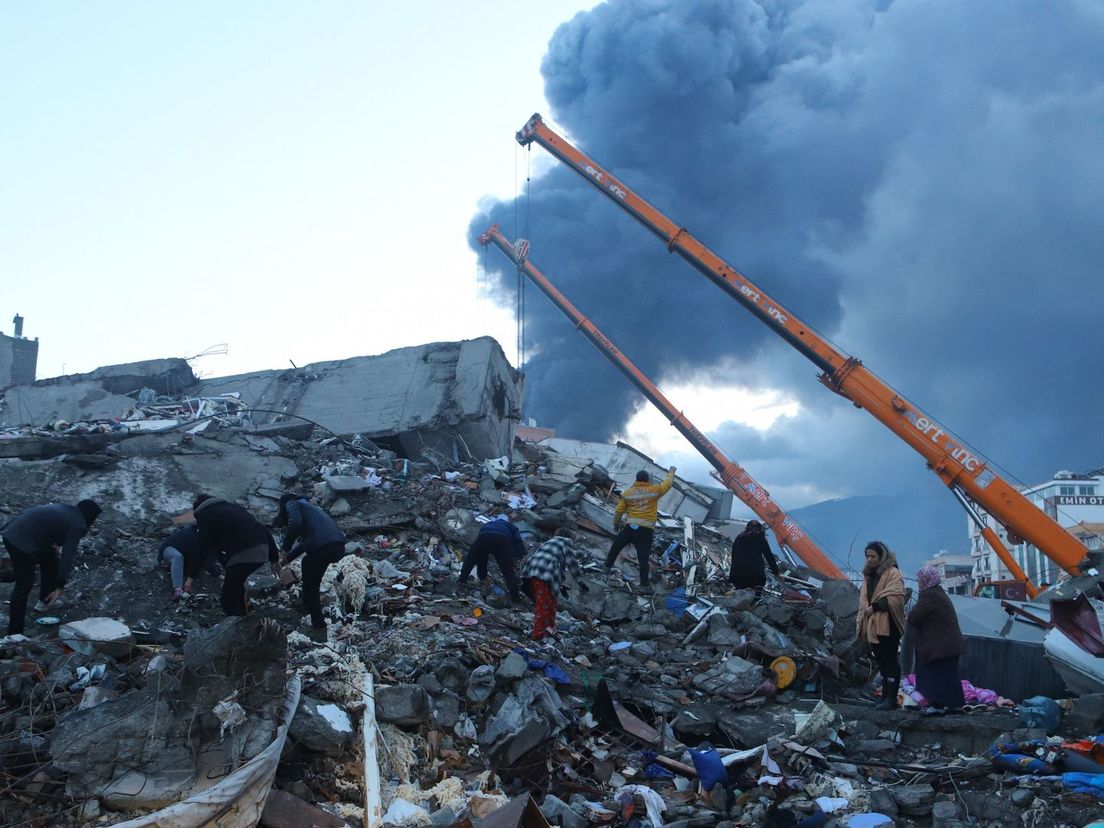 Slachtoffers bij het puin na de aardbeving in Turkije