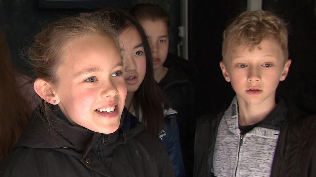 Basisschoolleerlingen leren in de bus alles over glasvezel.