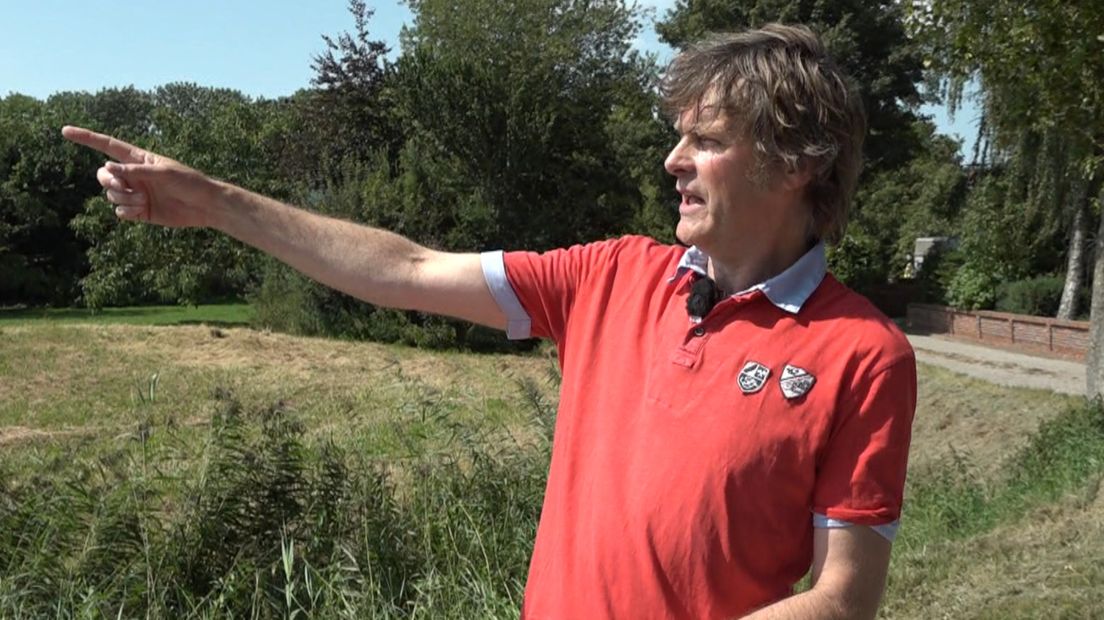 Rense Sinkgraven wijst aan vanuit welke richting de lesvliegtuigen komen