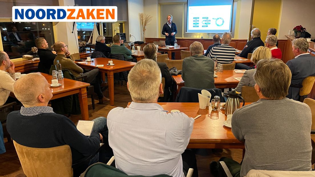 Zo'n twintig belangstellenden lieten zich door de beide bedrijven bijpraten