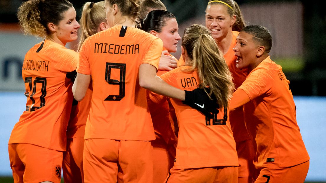 In de eerste wedstrijd met de Zwitsers was Nederland met 3-0 te sterk (ANP/Koen van Weel)