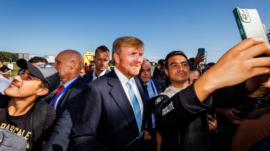 De koning poseert voor een selfie