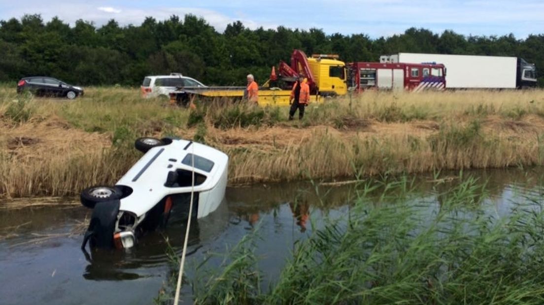 Auto in sloot bij ongeluk A58
