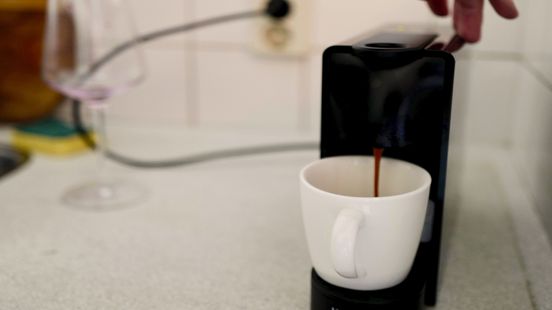 Inbreker met koffiezetter onder de arm in de kraag gevat