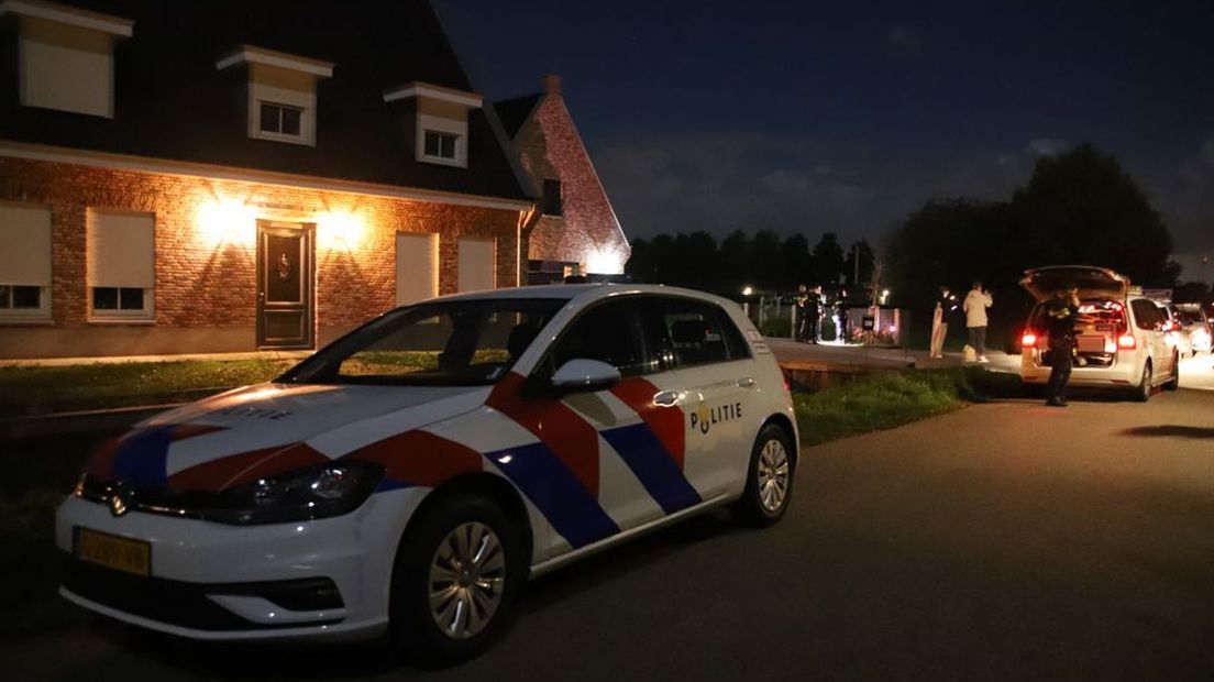 Een politiewagen in de straat in Haaften.